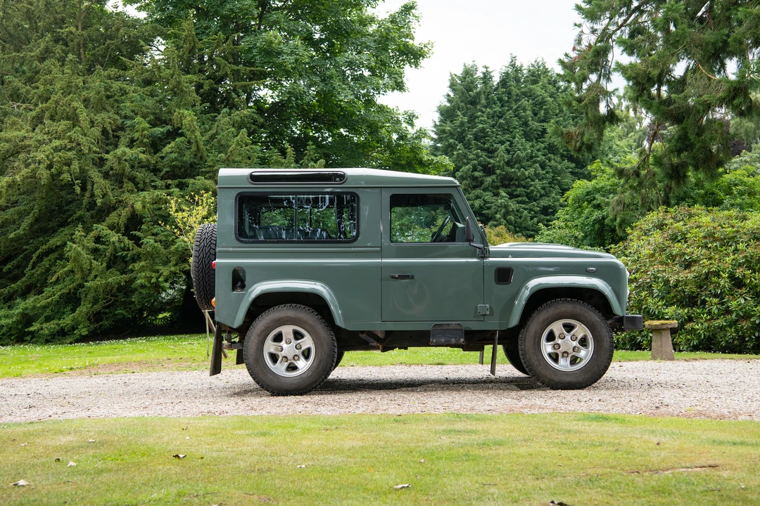 2016 Land Rover Defender 90 - Image 5 of 31