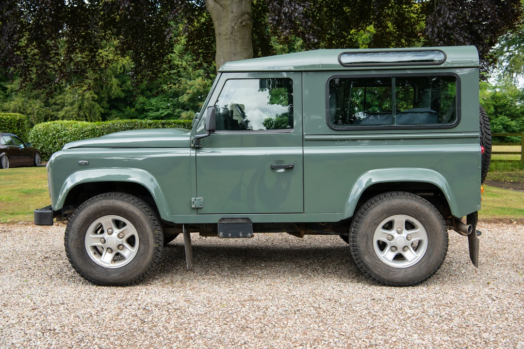 2016 Land Rover Defender 90 - Image 8 of 31