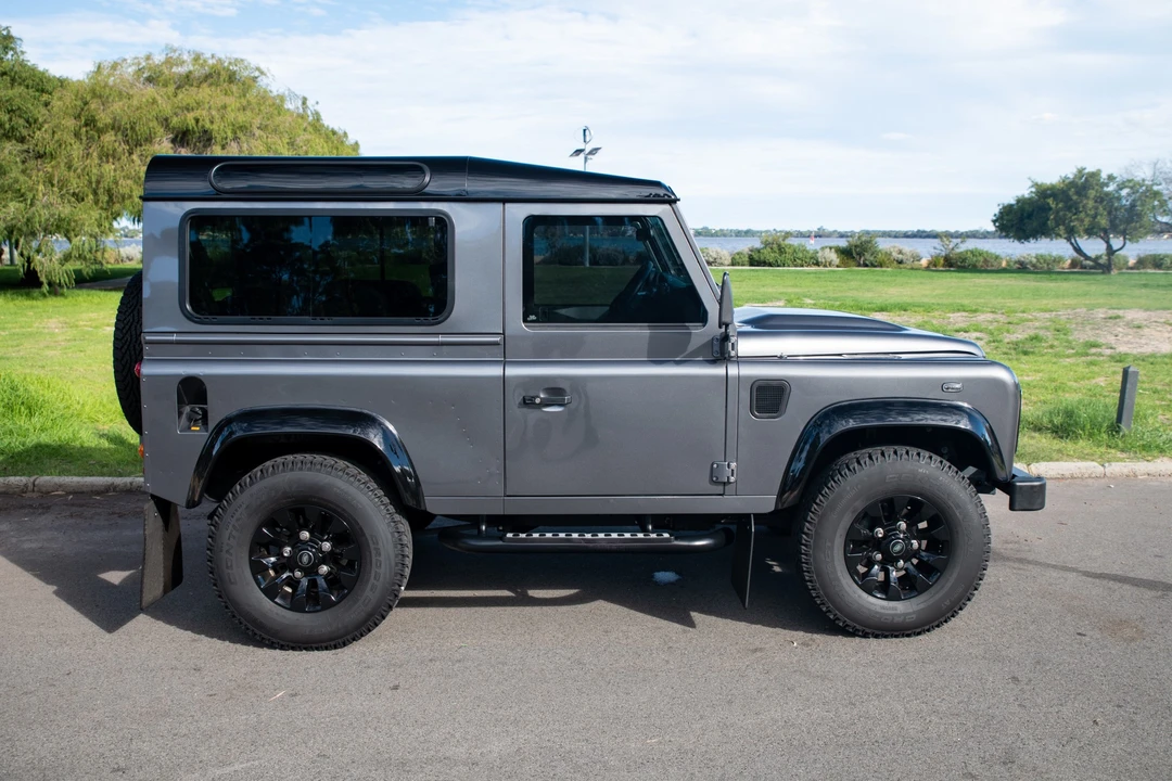2016 Land Rover Defender 90 - Image 6 of 31
