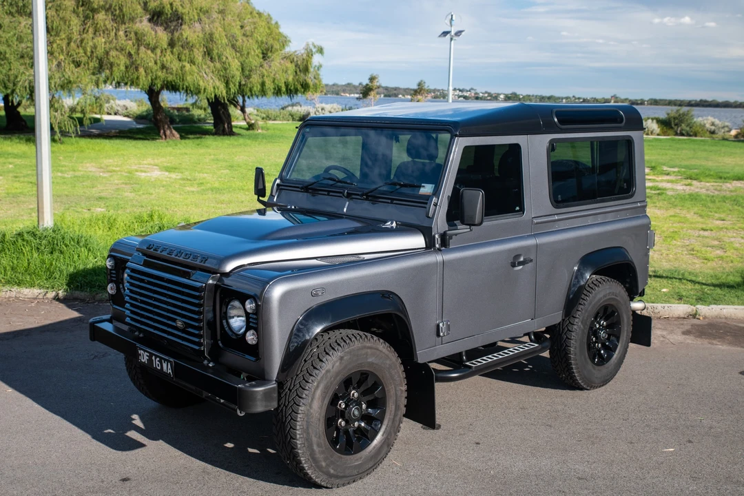 2016 Land Rover Defender 90 - Image 15 of 31
