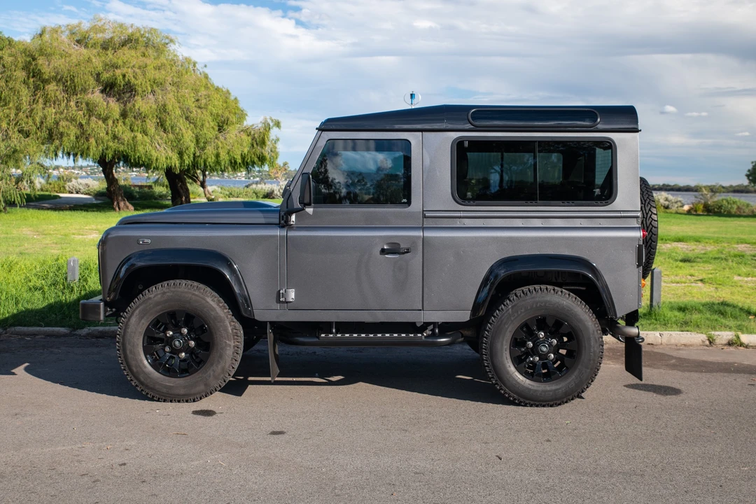 2016 Land Rover Defender 90 - Image 17 of 31