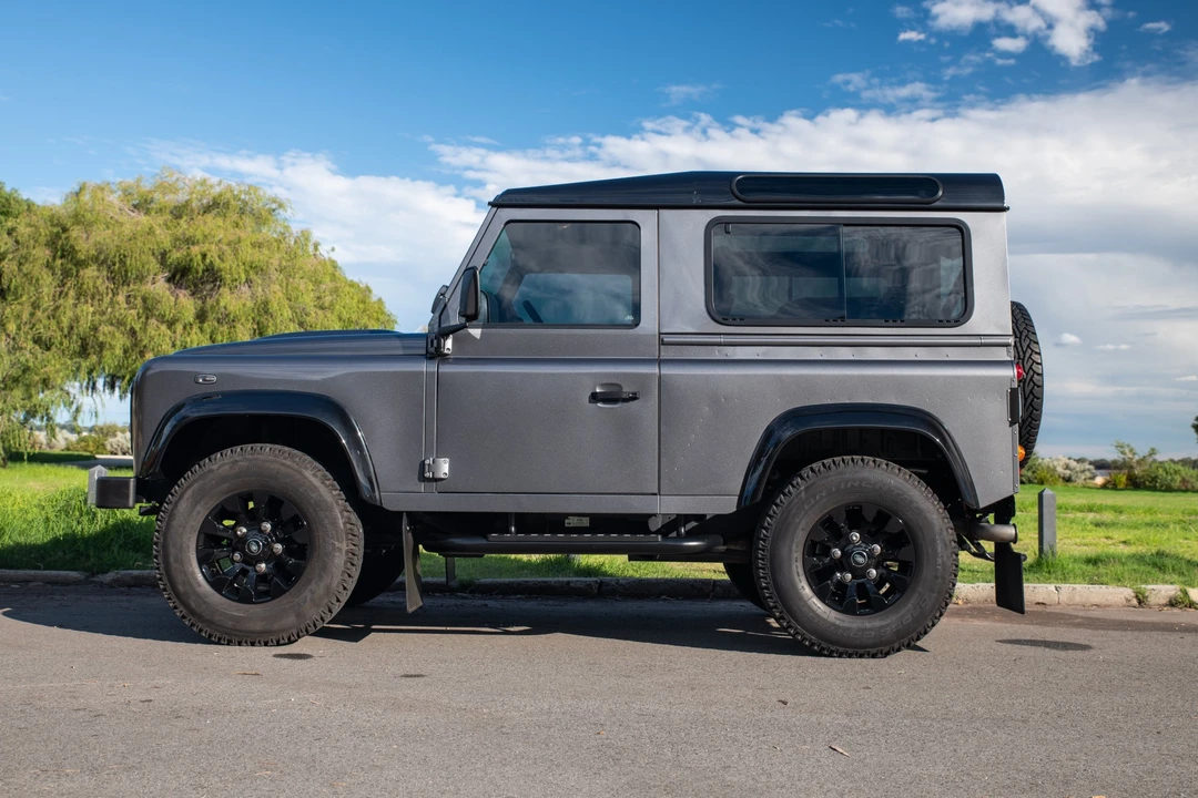 2016 Land Rover Defender 90 - Image 18 of 31