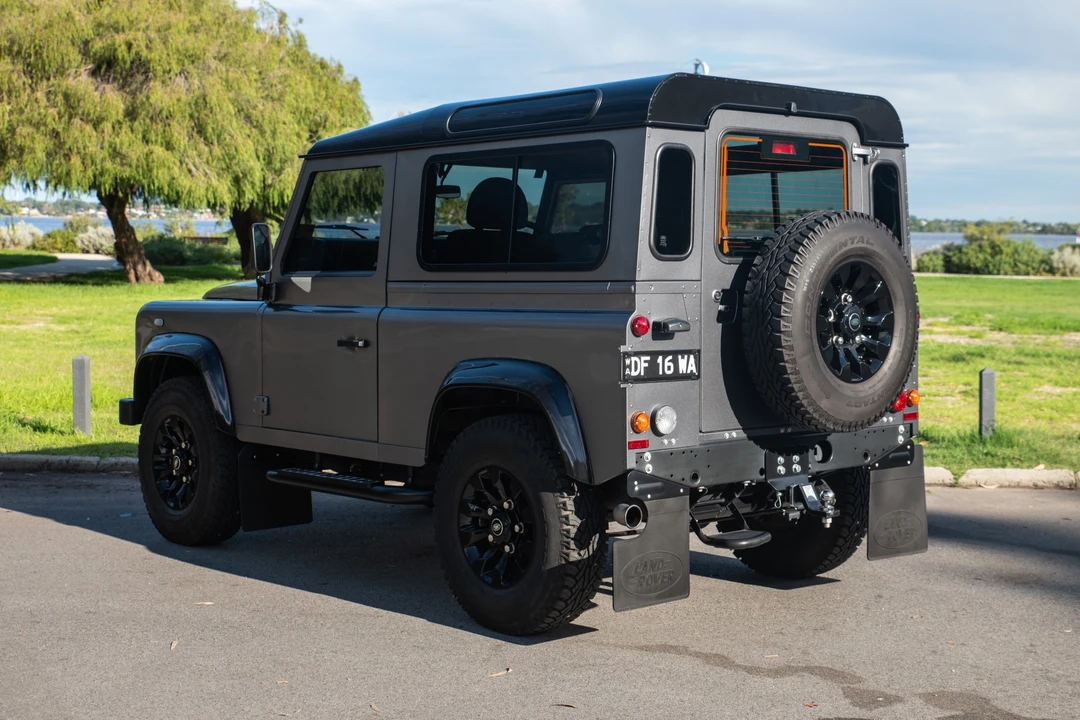 2016 Land Rover Defender 90 - Image 19 of 31