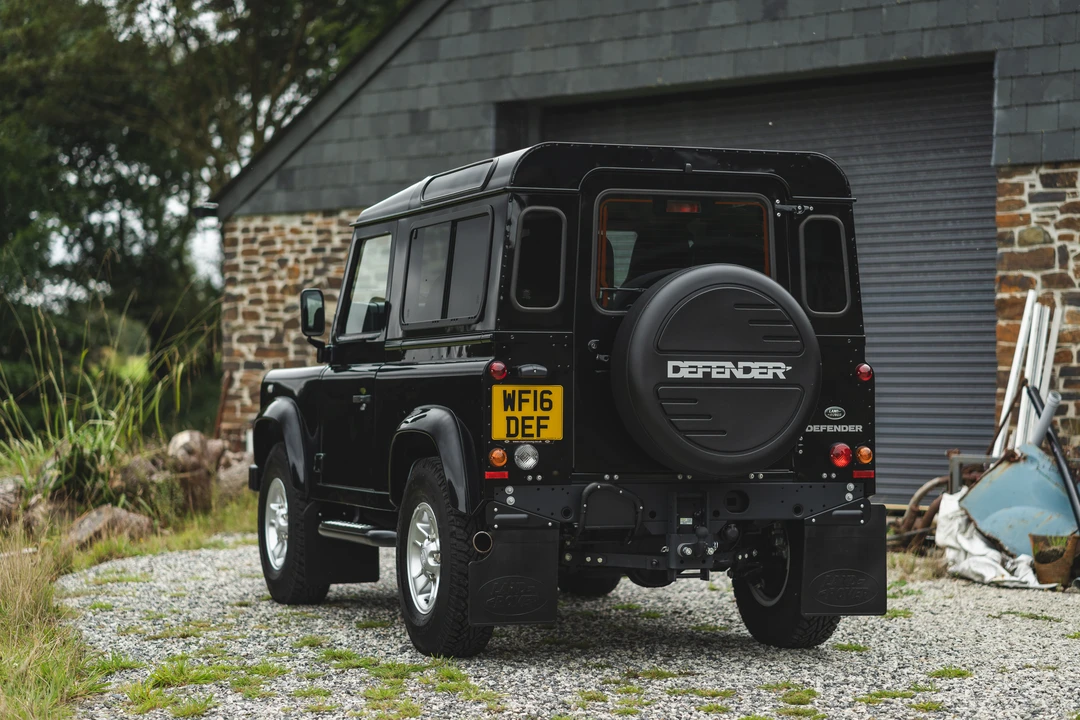 2016 Land Rover Defender 90 - Image 8 of 31