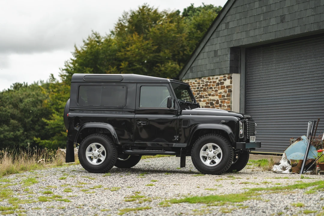 2016 Land Rover Defender 90 - Image 5 of 31
