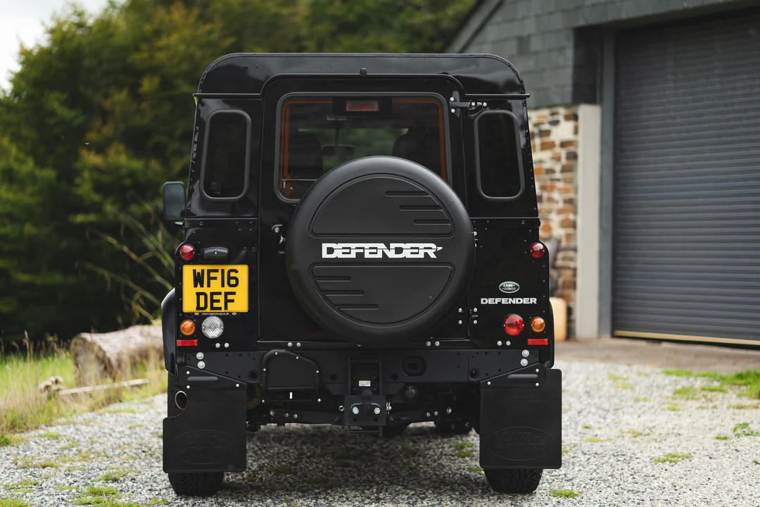 2016 Land Rover Defender 90 - Image 14 of 31