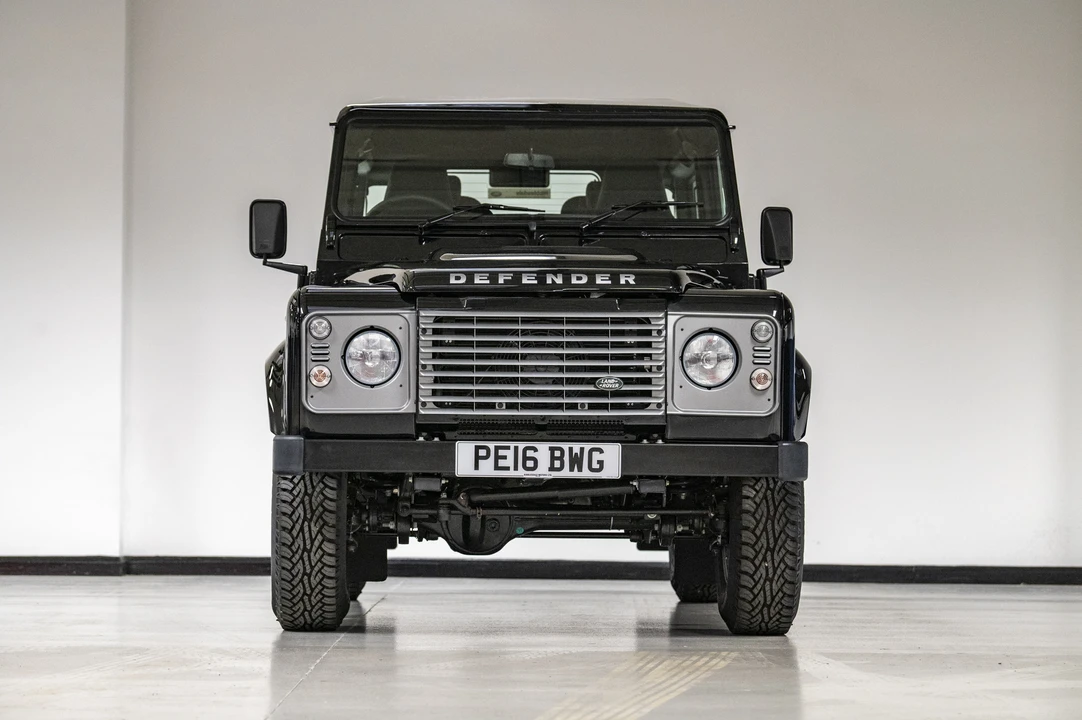 2016 Land Rover Defender 90 - Image 3 of 31