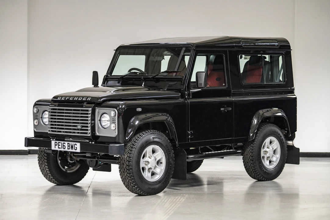 2016 Land Rover Defender 90 - Image 4 of 31