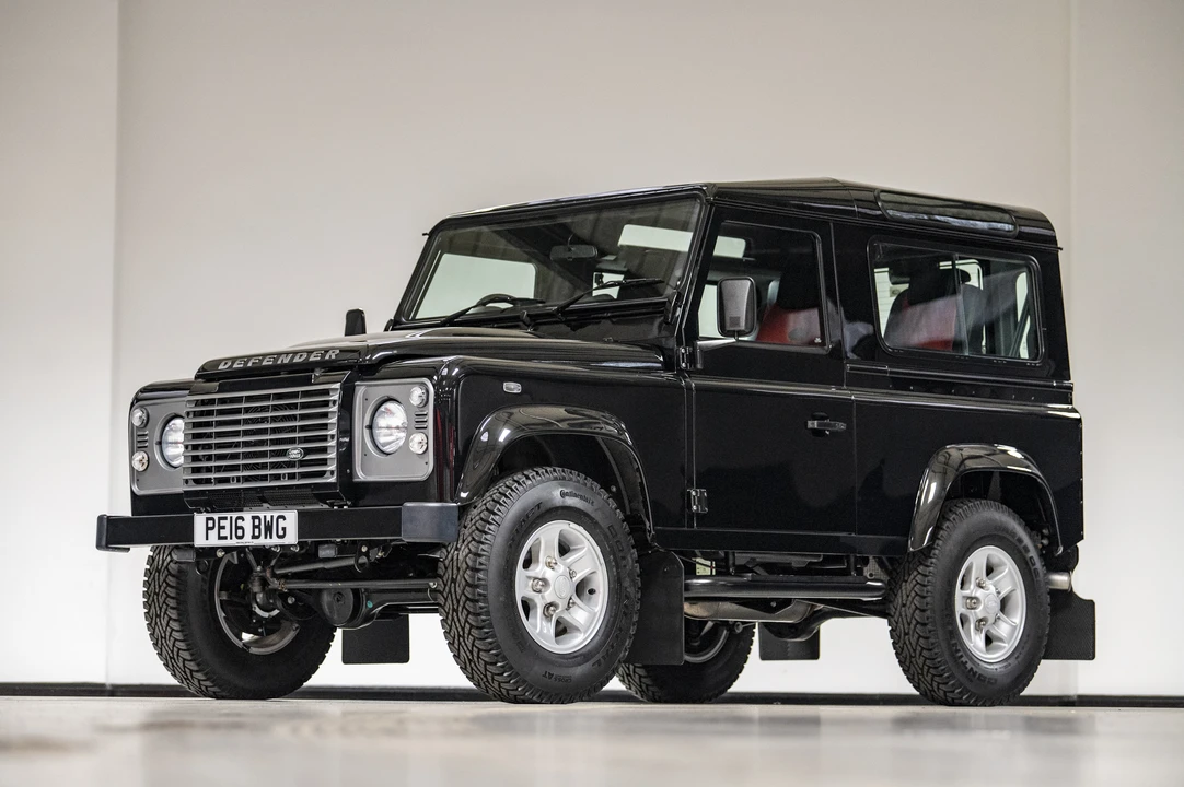 2016 Land Rover Defender 90 - Image 11 of 31