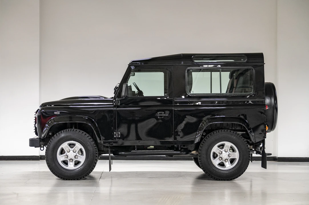 2016 Land Rover Defender 90 - Image 5 of 31