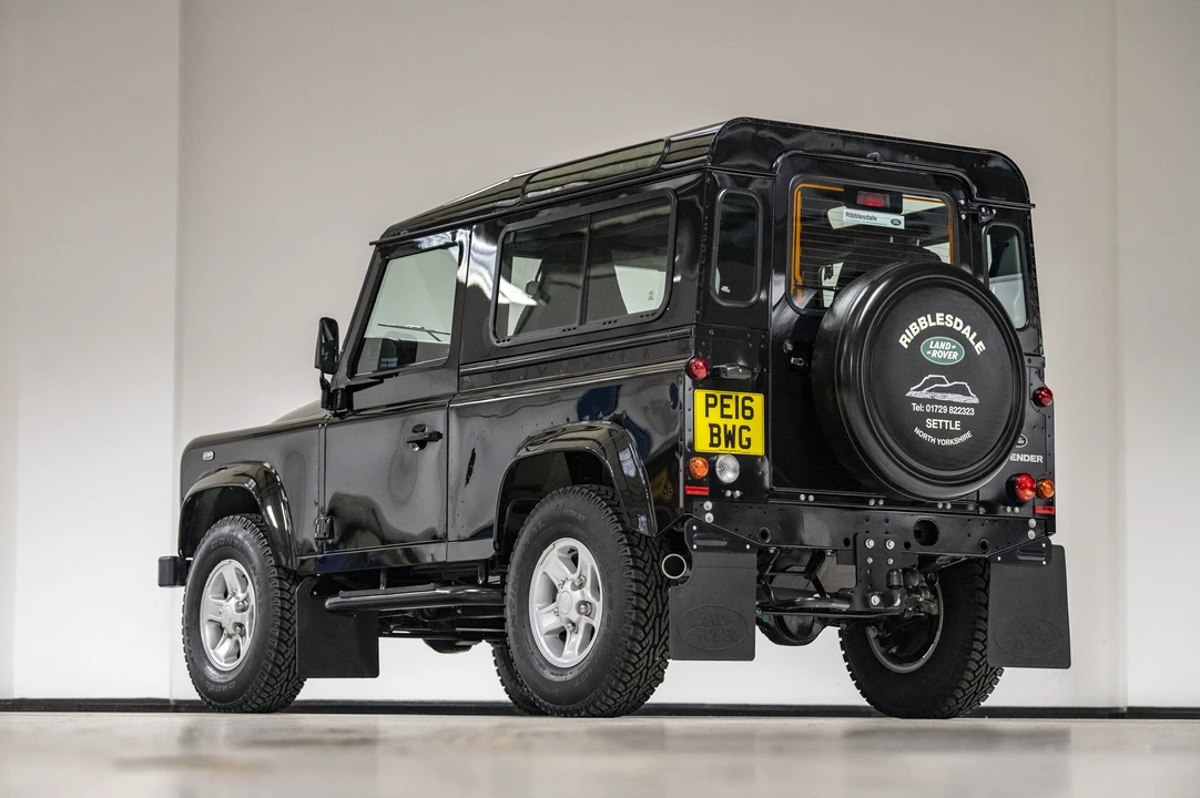 2016 Land Rover Defender 90 - Image 6 of 31