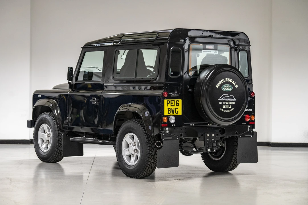 2016 Land Rover Defender 90 - Image 13 of 31
