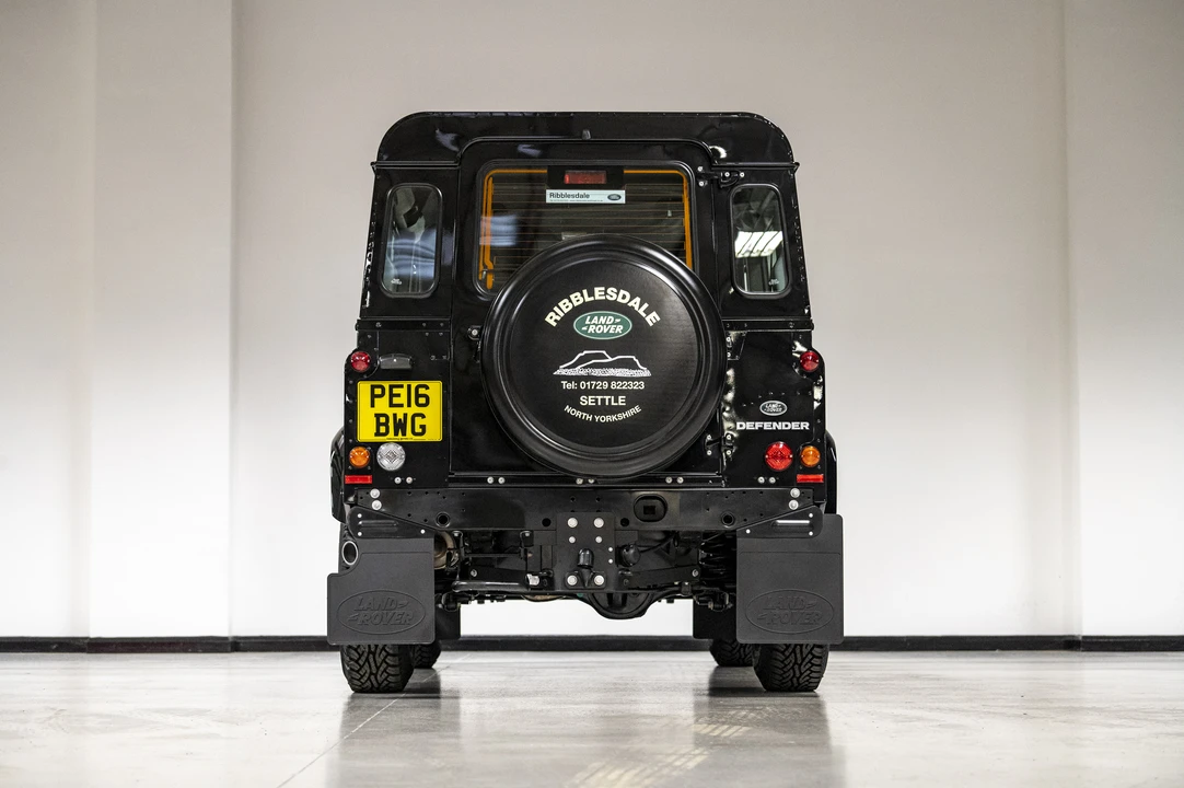 2016 Land Rover Defender 90 - Image 14 of 31