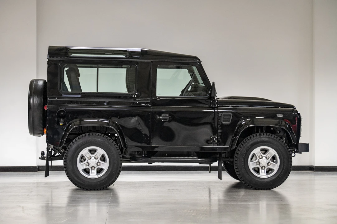 2016 Land Rover Defender 90 - Image 9 of 31