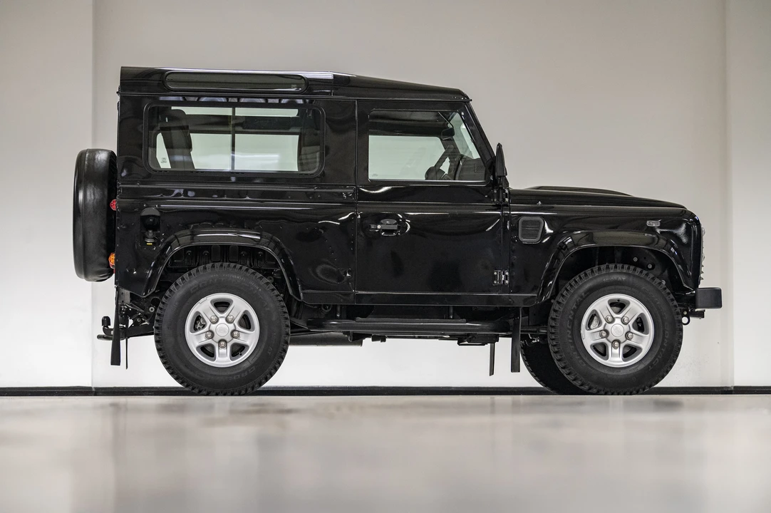 2016 Land Rover Defender 90 - Image 16 of 31