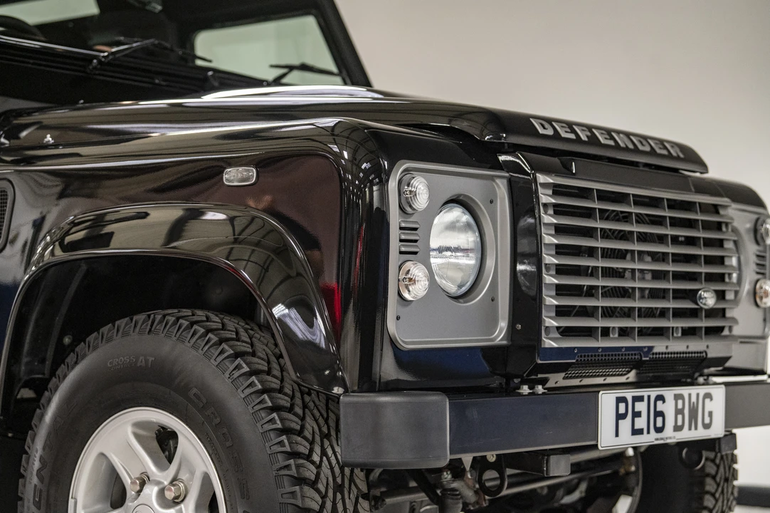 2016 Land Rover Defender 90 - Image 25 of 31
