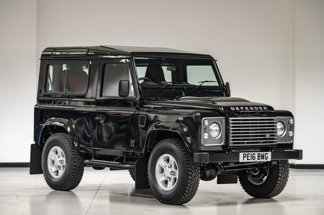 2016 Land Rover Defender 90 - Image 10 of 31