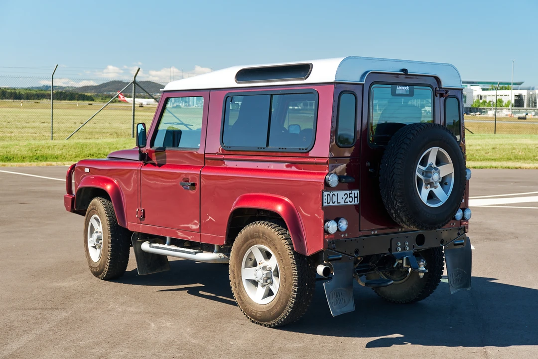 2016 Land Rover Defender 90 - Image 15 of 31