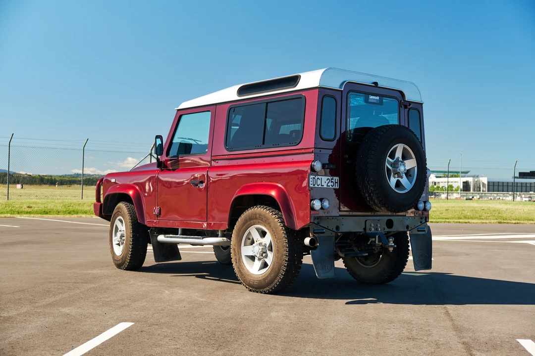 2016 Land Rover Defender 90 - Image 6 of 31
