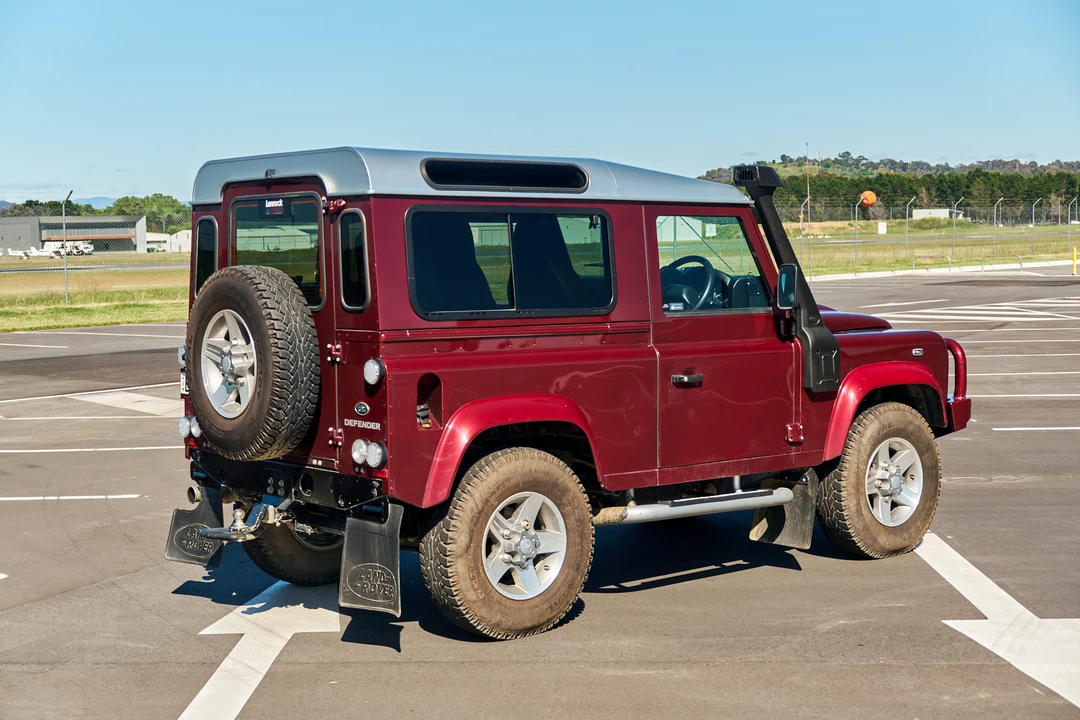 2016 Land Rover Defender 90 - Image 17 of 31