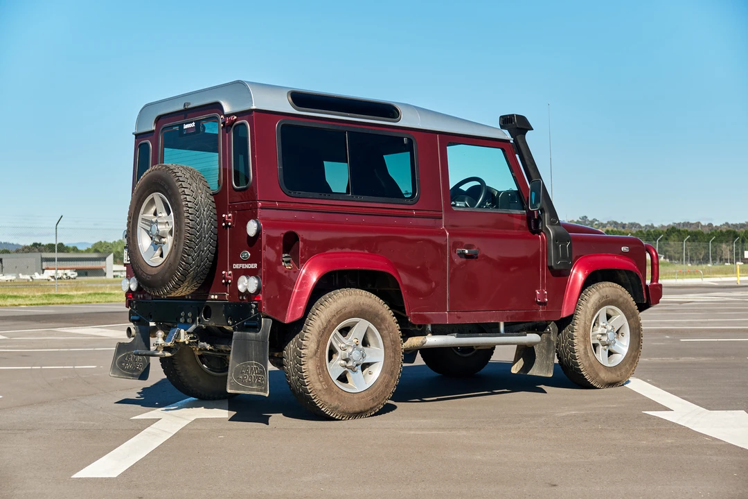 2016 Land Rover Defender 90 - Image 8 of 31