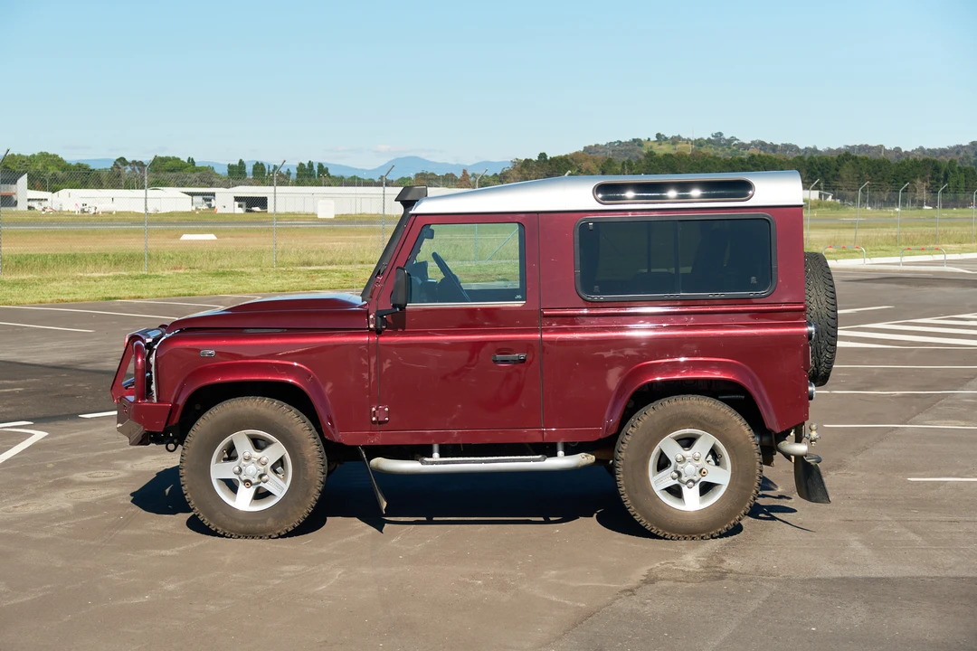 2016 Land Rover Defender 90 - Image 14 of 31