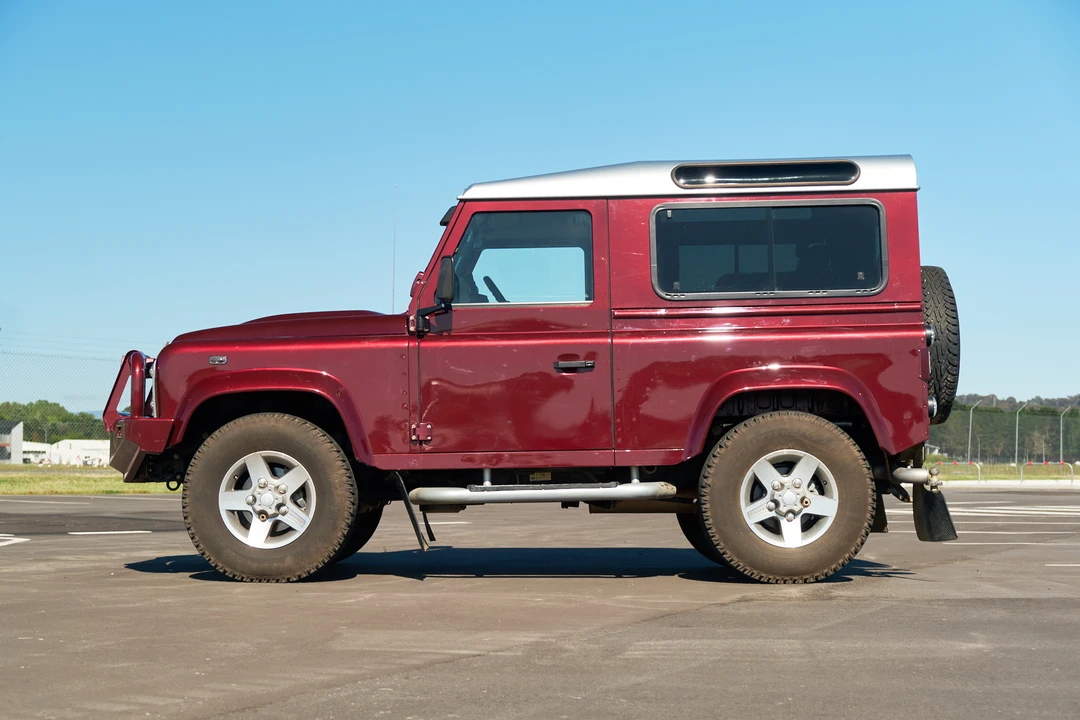2016 Land Rover Defender 90 - Image 5 of 31
