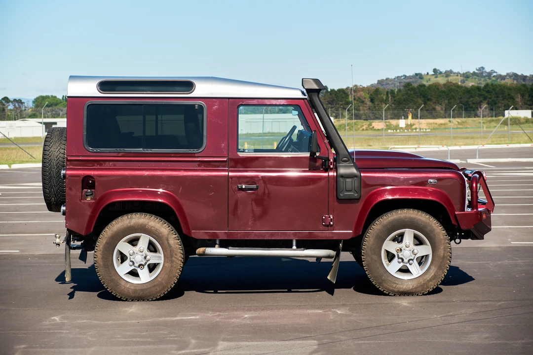 2016 Land Rover Defender 90 - Image 9 of 31
