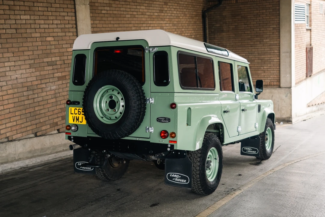 2015 Land Rover Defender 110 - Image 4 of 31