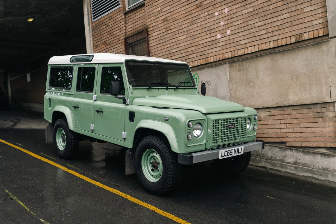 2015 Land Rover Defender 110 - Image 9 of 31