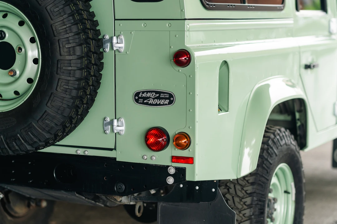 2015 Land Rover Defender 110 - Image 23 of 31