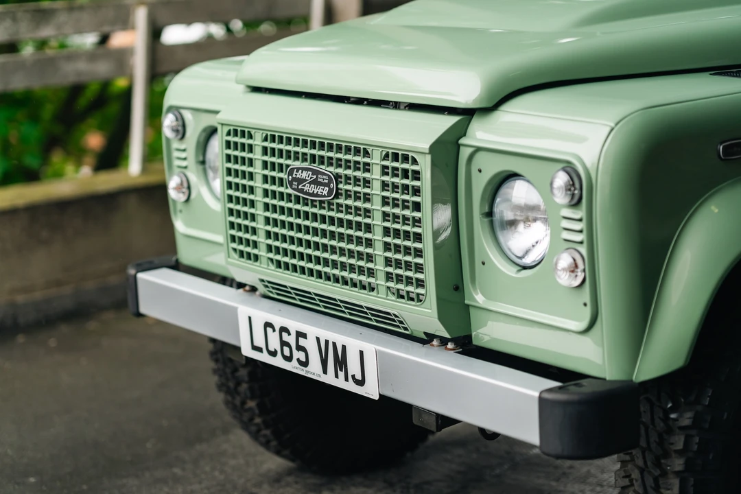 2015 Land Rover Defender 110 - Image 14 of 31