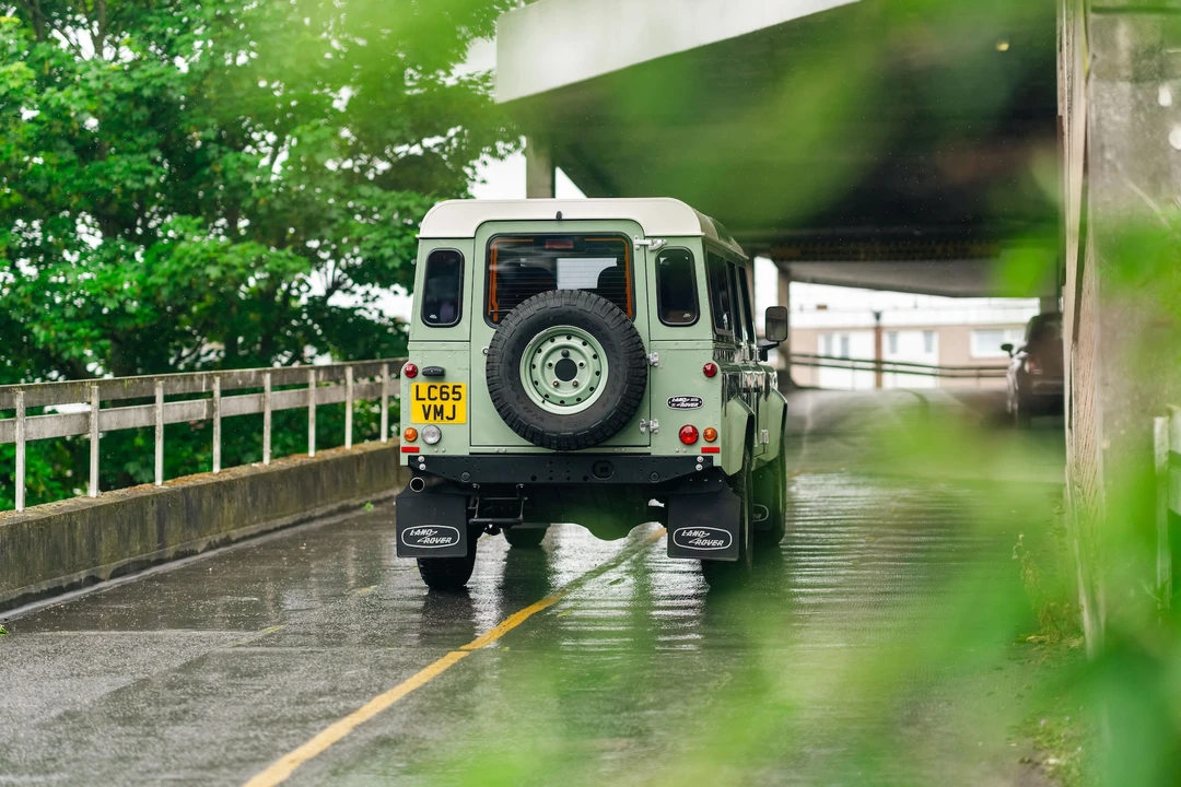 2015 Land Rover Defender 110 - Image 5 of 31
