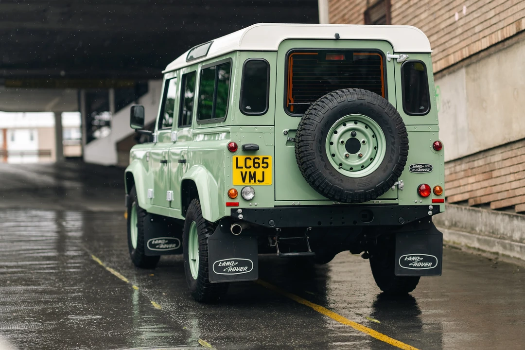 2015 Land Rover Defender 110 - Image 6 of 31