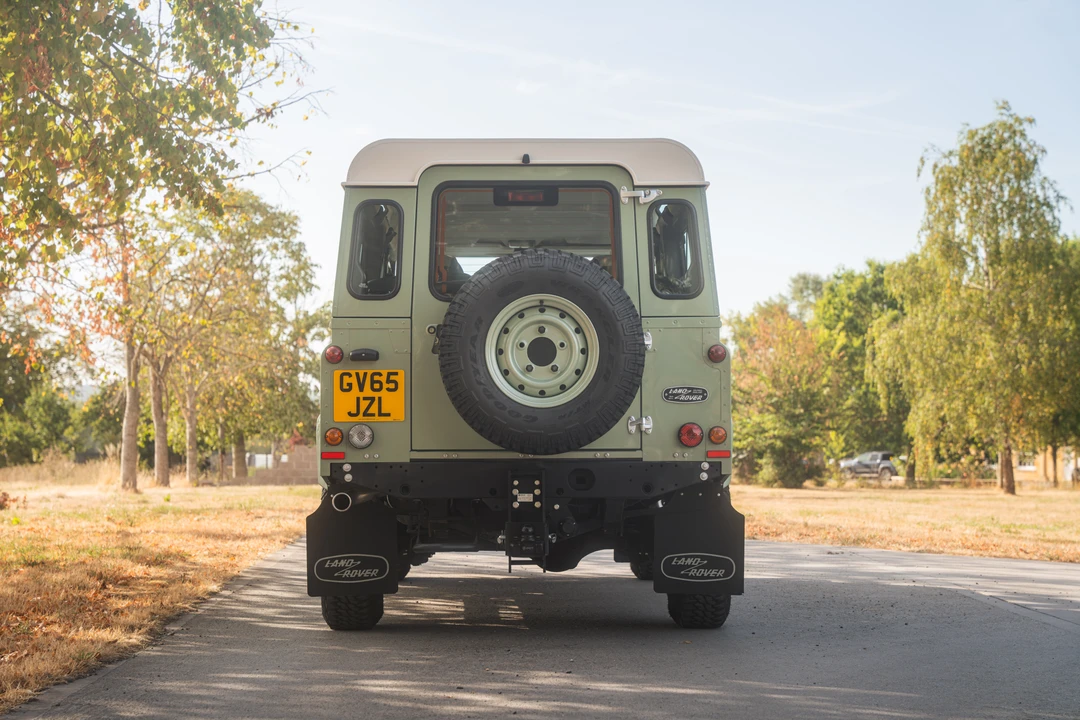 2016 Land Rover Defender 110 - Image 5 of 31