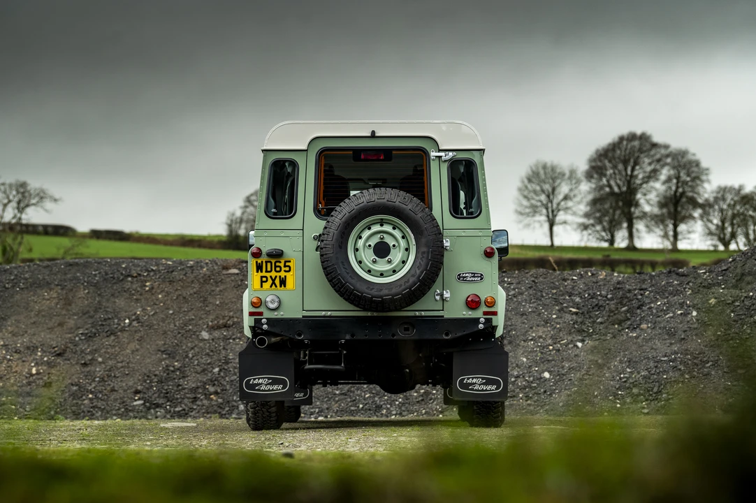 2016 Land Rover Defender 110 - Image 18 of 31