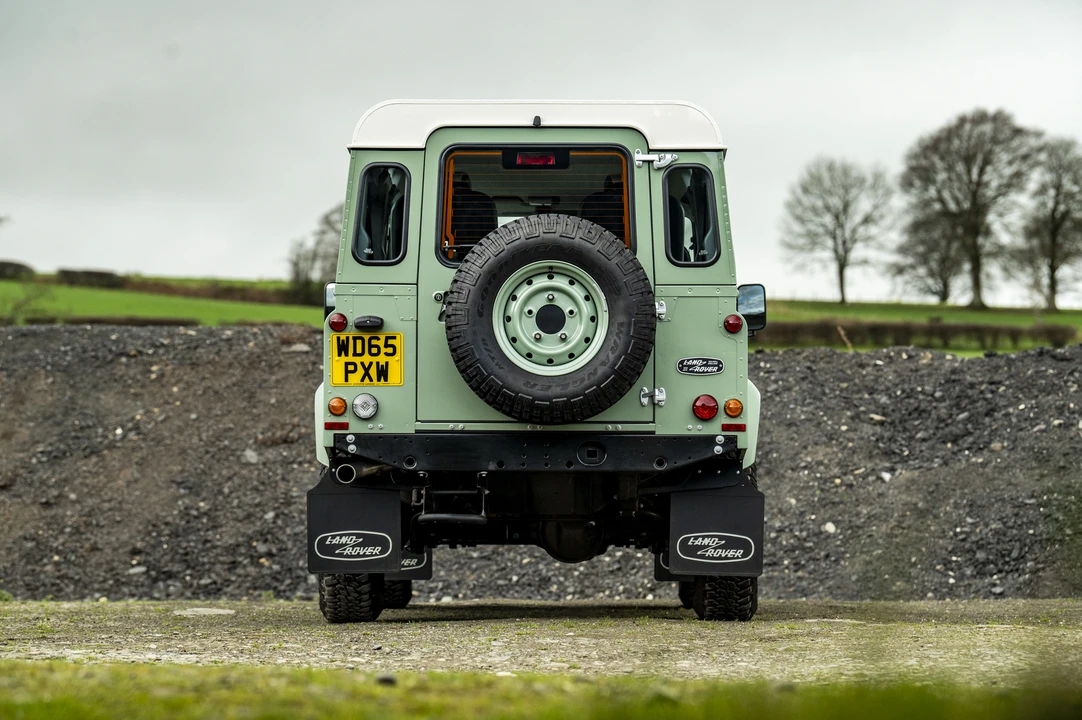 2016 Land Rover Defender 110 - Image 14 of 31