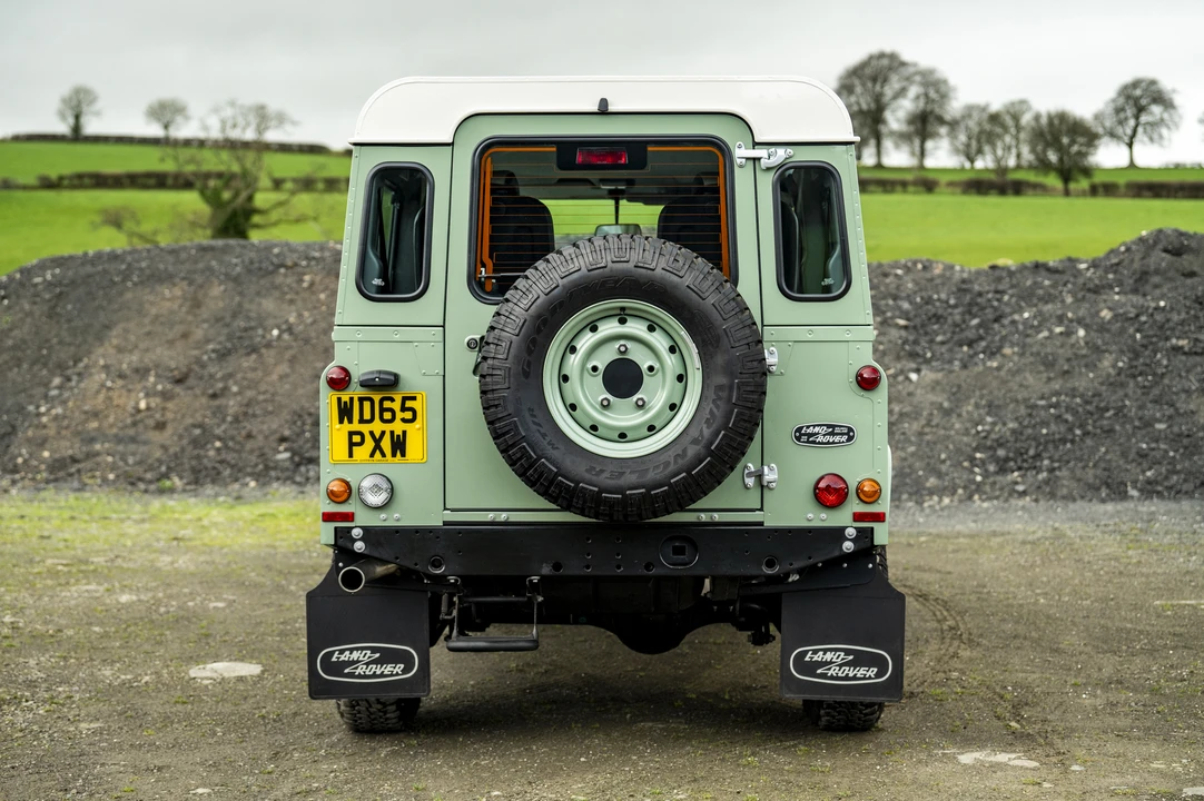 2016 Land Rover Defender 110 - Image 19 of 31
