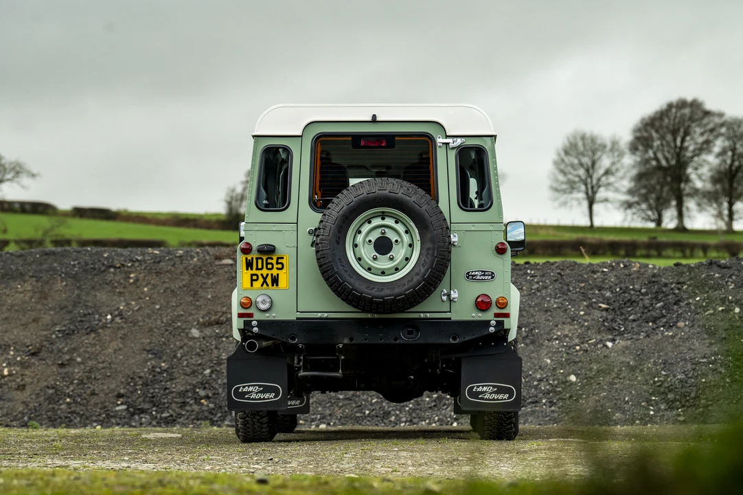 2016 Land Rover Defender 110 - Image 21 of 31
