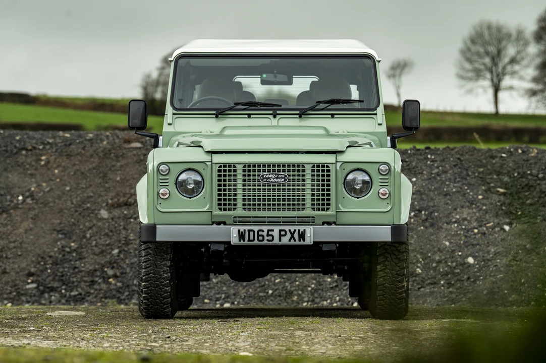 2016 Land Rover Defender 110 - Image 10 of 31