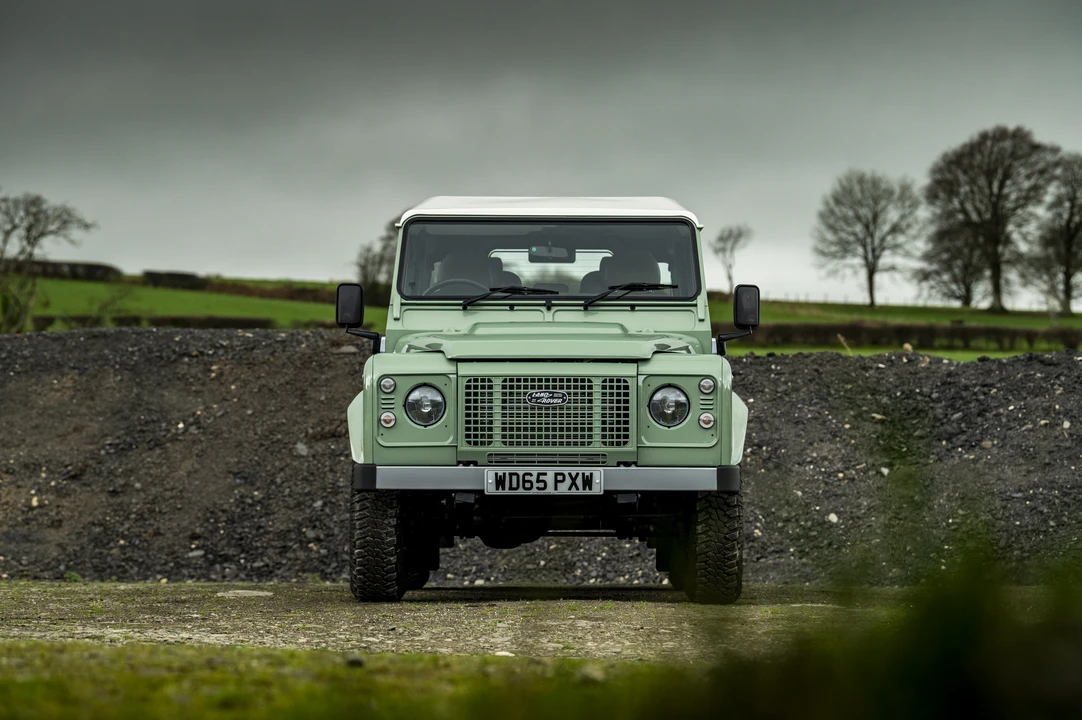 2016 Land Rover Defender 110 - Image 23 of 31