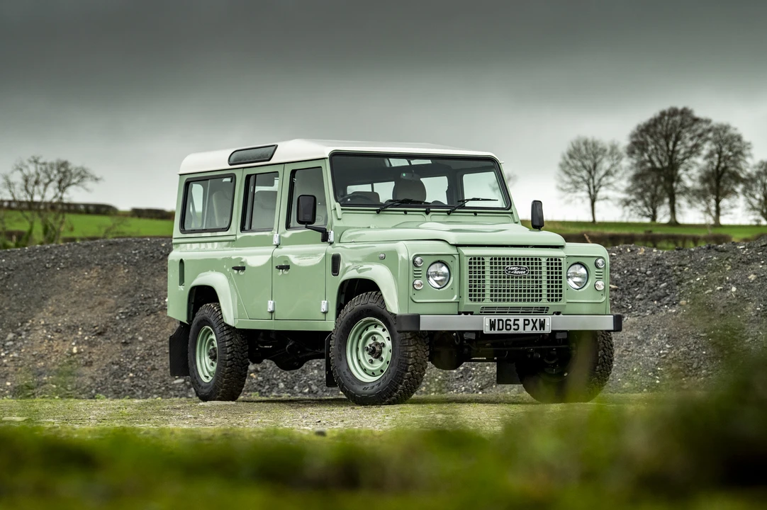 2016 Land Rover Defender 110 - Image 11 of 31