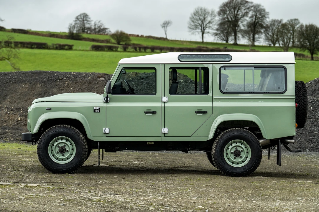 2016 Land Rover Defender 110 - Image 8 of 31