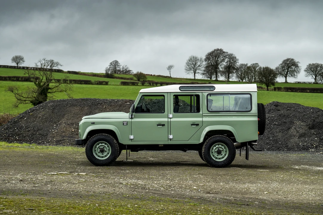 2016 Land Rover Defender 110 - Image 16 of 31