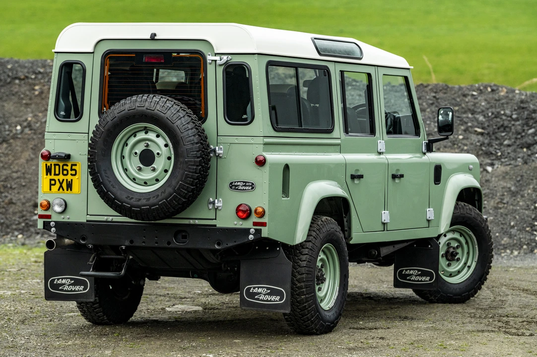 2016 Land Rover Defender 110 - Image 5 of 31
