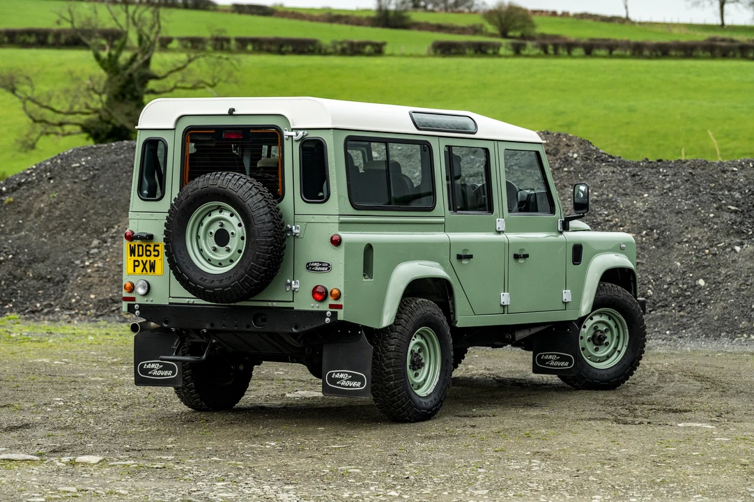 2016 Land Rover Defender 110 - Image 13 of 31