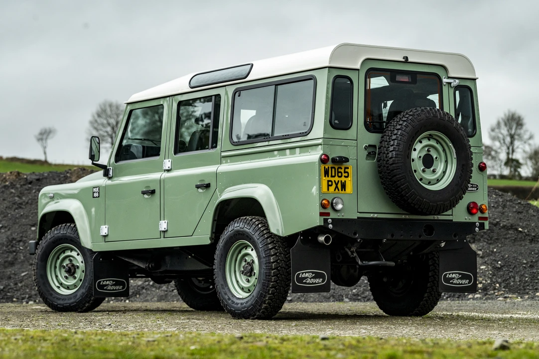 2016 Land Rover Defender 110 - Image 15 of 31