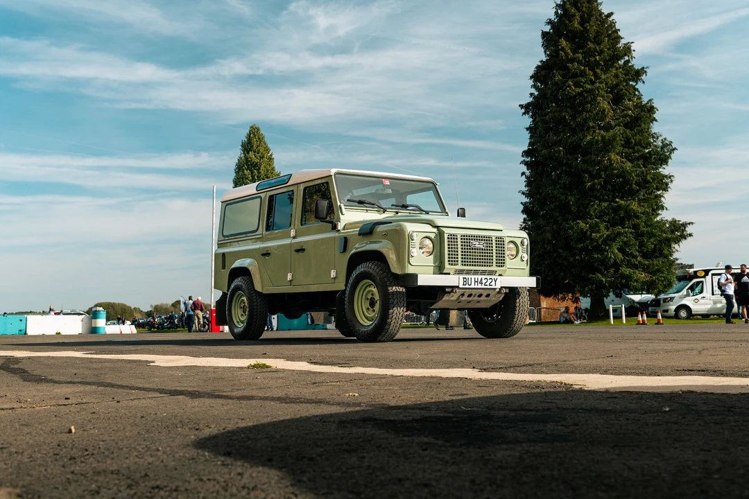 2016 Land Rover Defender 110 - Image 13 of 31