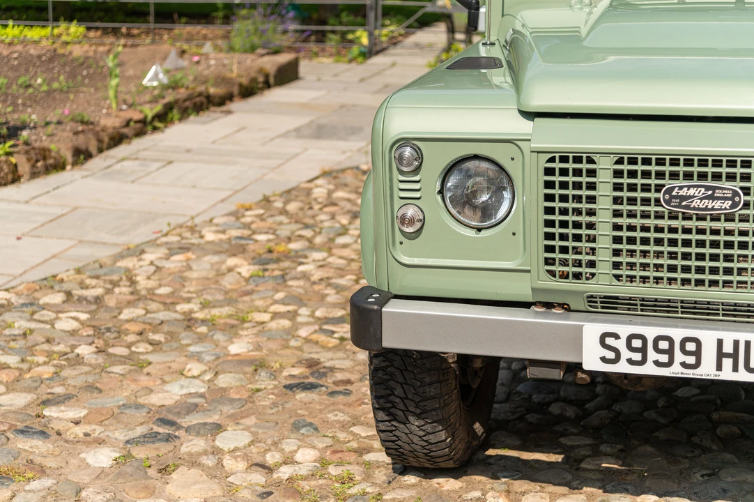 2016 Land Rover Defender 110 - Image 14 of 31