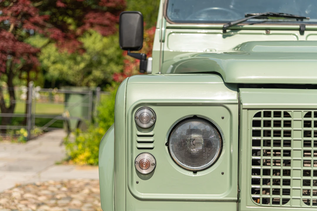 2016 Land Rover Defender 110 - Image 16 of 31